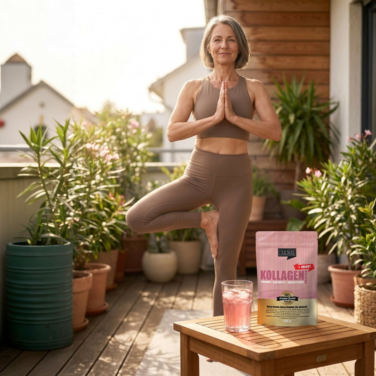 Frau beim Yoga auf der Terrasse mit PULSUS FIT Kollagen Drink