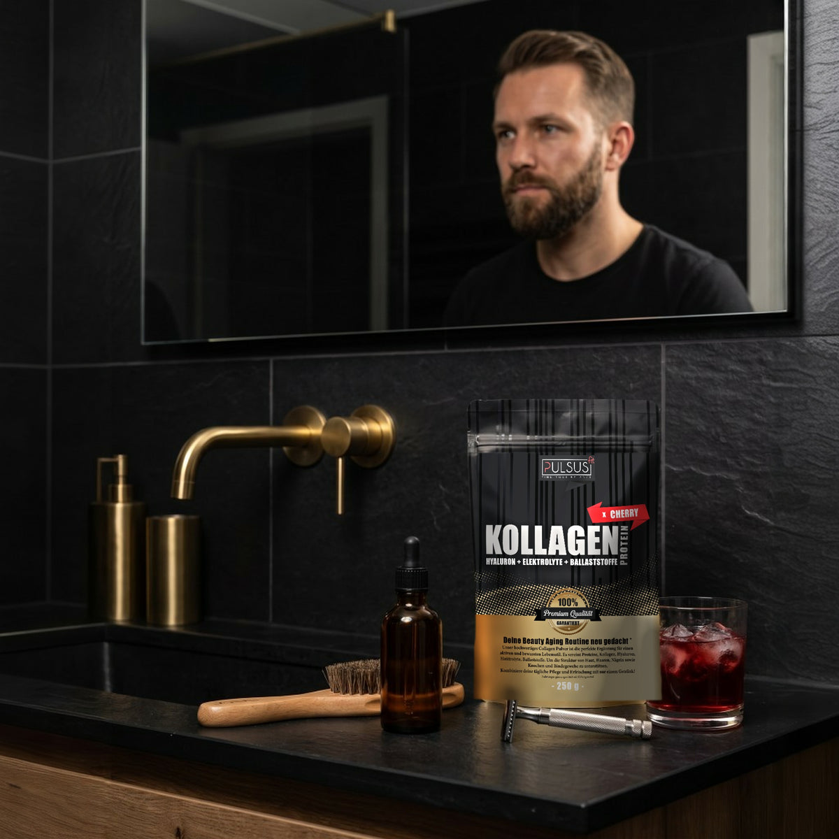 Mann mit Bart im Bad mit PULSUS FIT Kollagen Drink Men Edition
